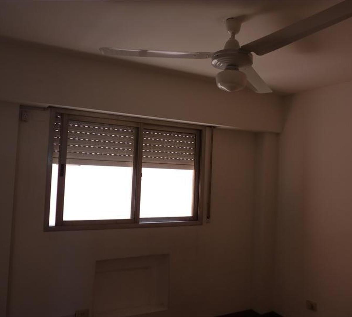 Departamento con Ambientes Amplios y Muy Buena Ubicación 2