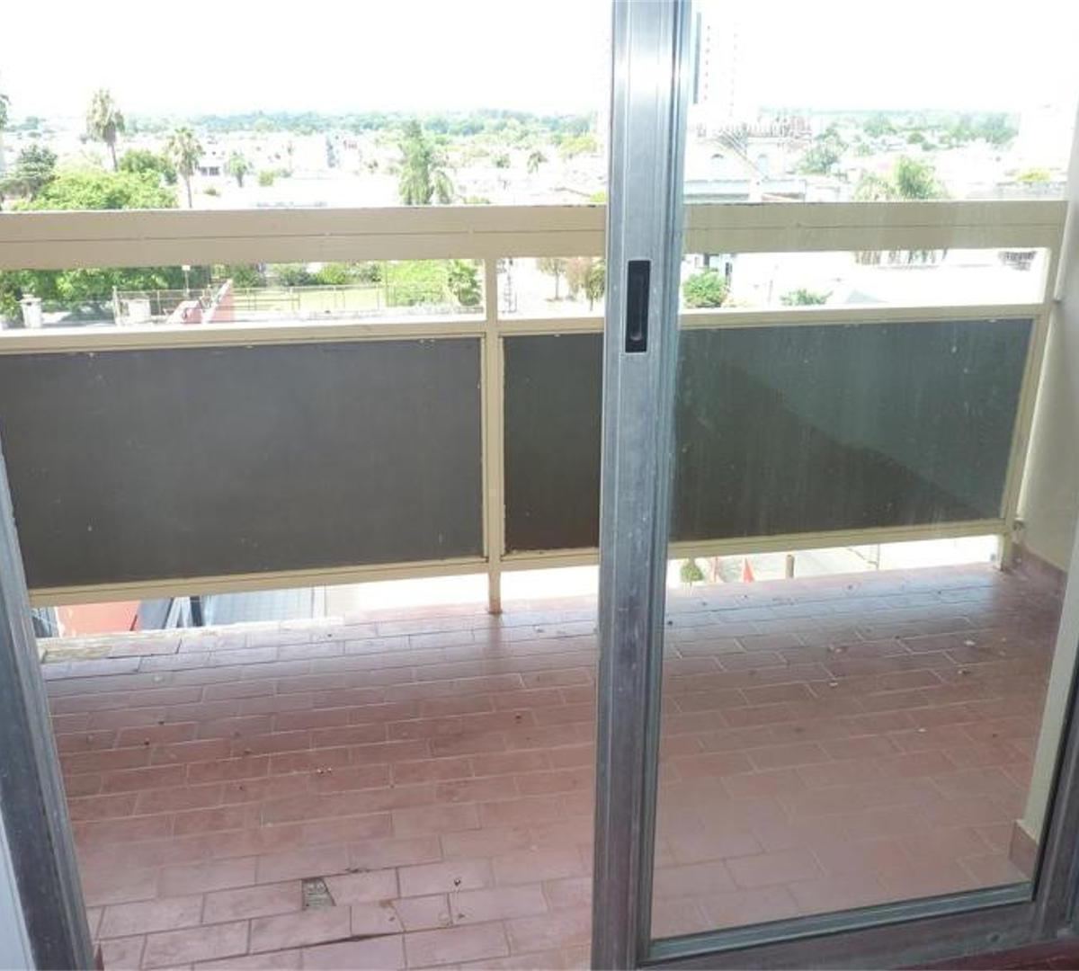 Departamento con Ambientes Amplios y Muy Buena Ubicación 1
