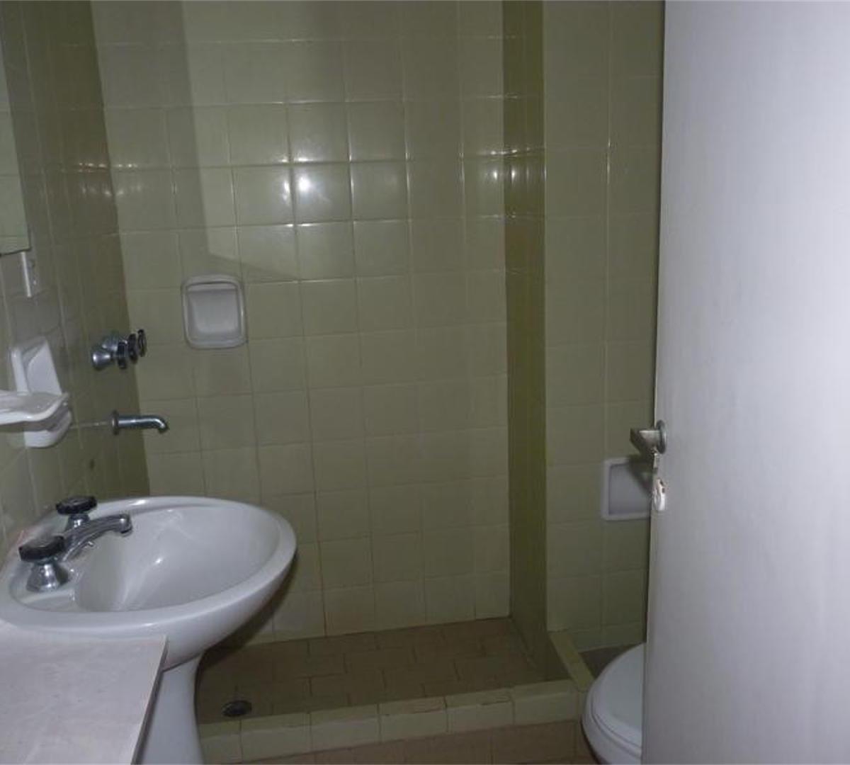 Departamento con Ambientes Amplios y Muy Buena Ubicación 5