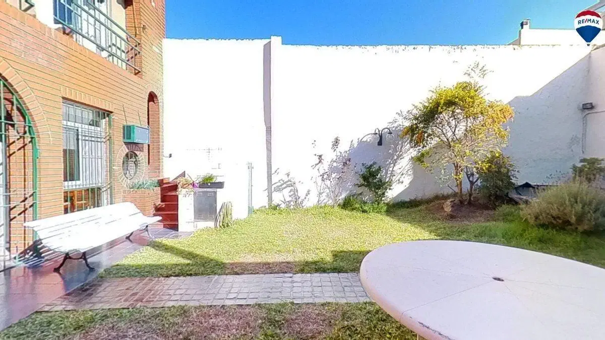 VENTA CASA LINIERS PILETA JARDIN COCHERA 4