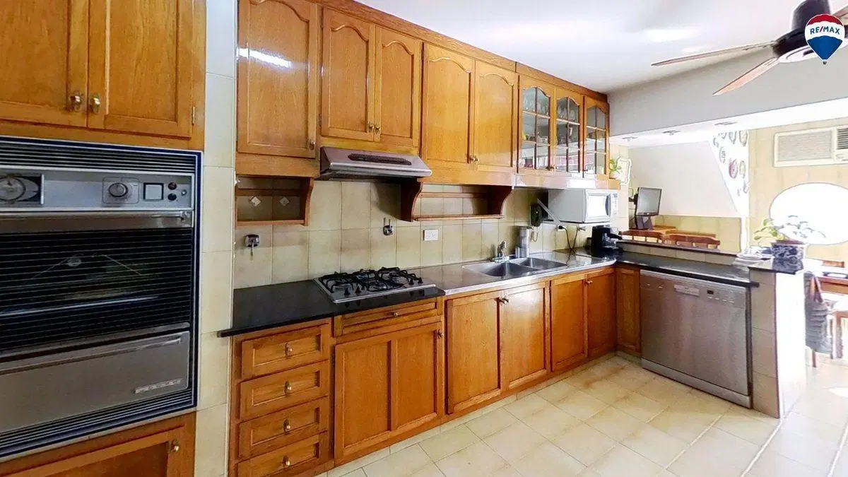VENTA CASA LINIERS PILETA JARDIN COCHERA 3