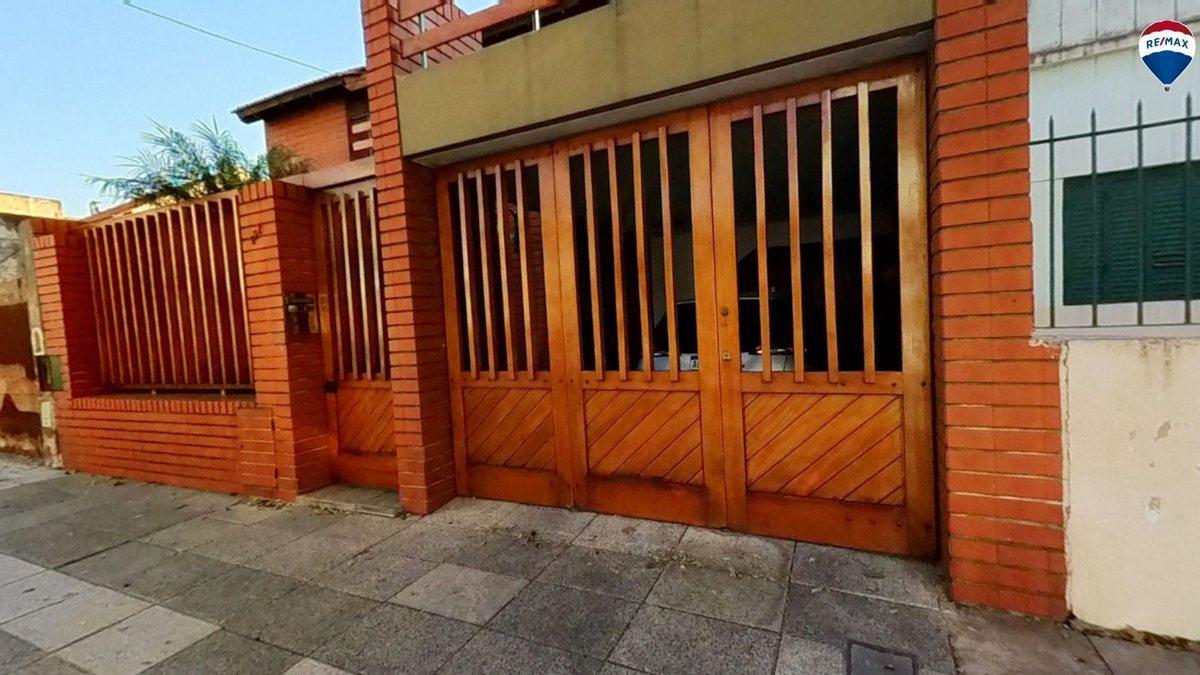 VENTA CASA LINIERS PILETA JARDIN COCHERA