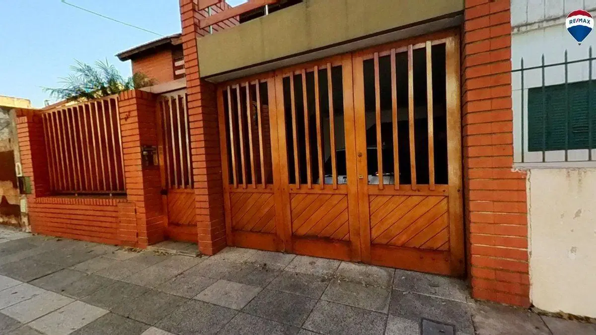 VENTA CASA LINIERS PILETA JARDIN COCHERA 2