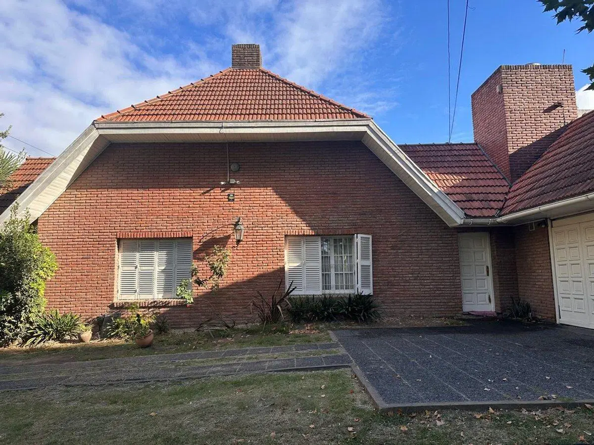 VENTA CASA 7 AMBIENTES CON DEPENDENCIA Y PISCINA 5