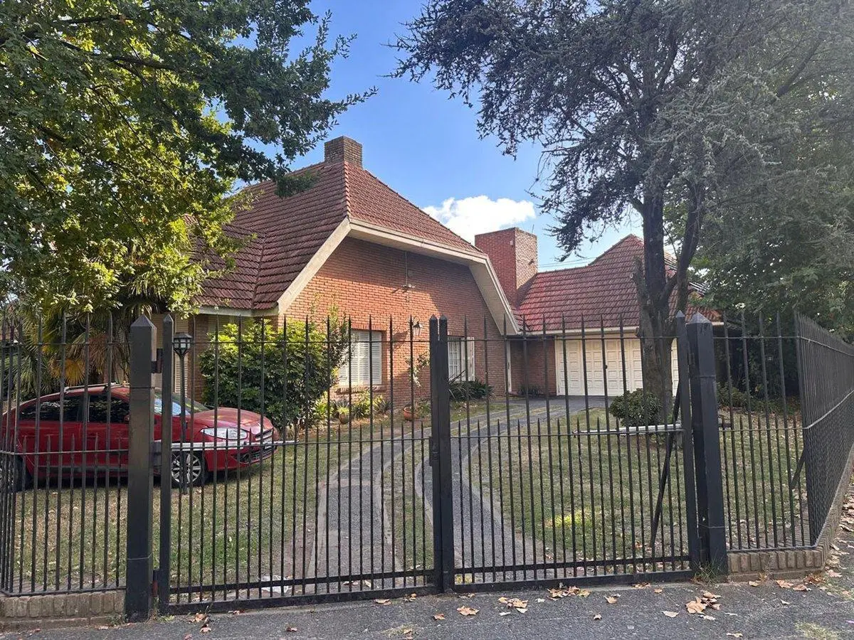 VENTA CASA 7 AMBIENTES CON DEPENDENCIA Y PISCINA 2