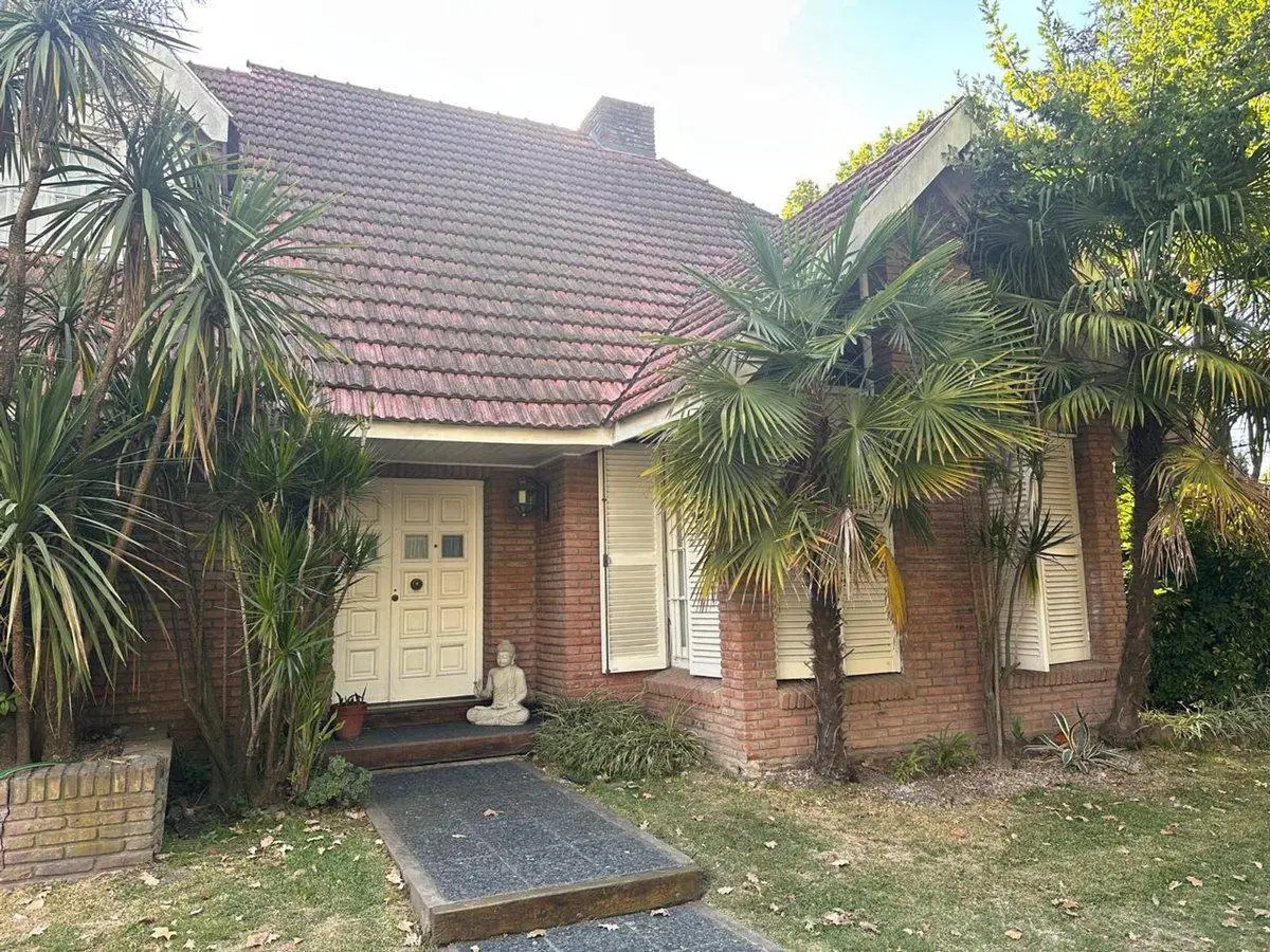 VENTA CASA 7 AMBIENTES CON DEPENDENCIA Y PISCINA 3