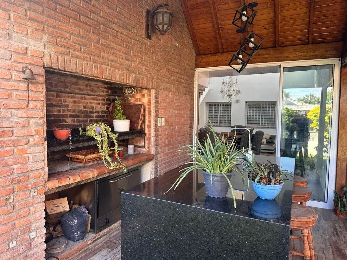 VENTA CASA 7 AMBIENTES CON DEPENDENCIA Y PISCINA 4