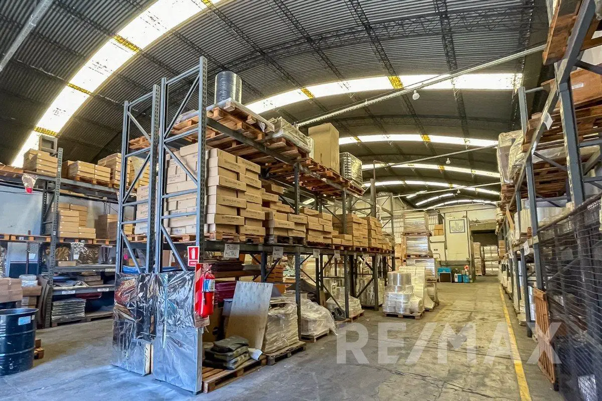Venta de Galpón Industrial 1100 m2 en La Tablada 2