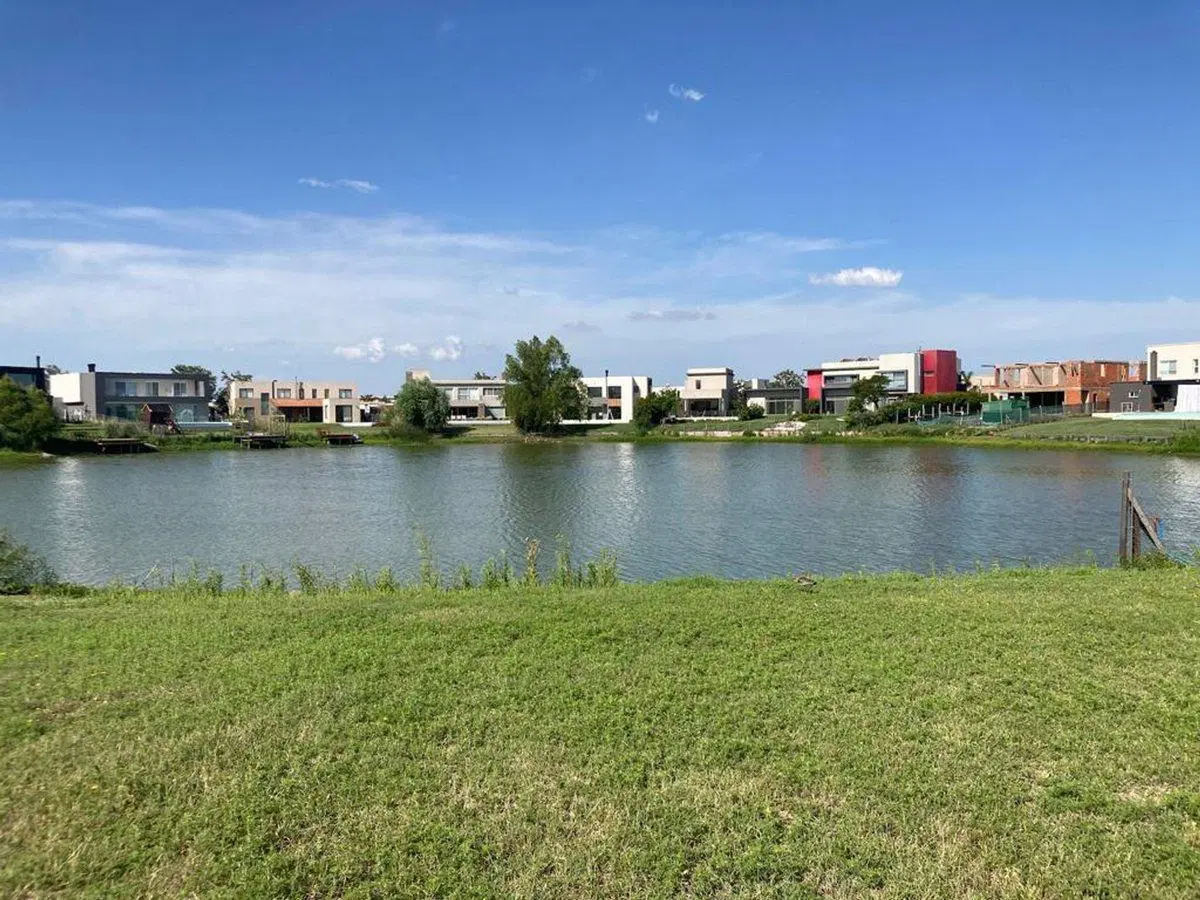 Lote al agua en la laguna central de Cantón Norte 2