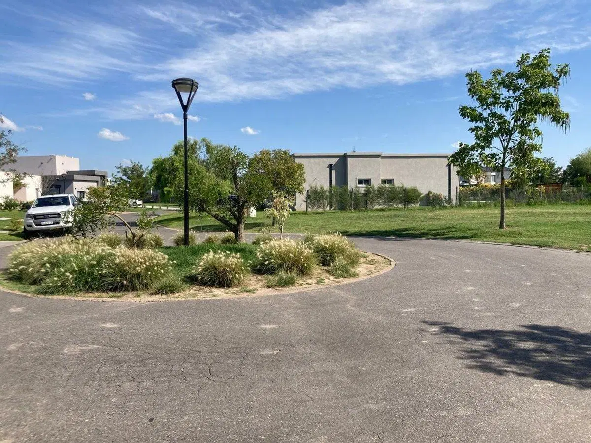 Lote al agua en la laguna central de Cantón Norte 4