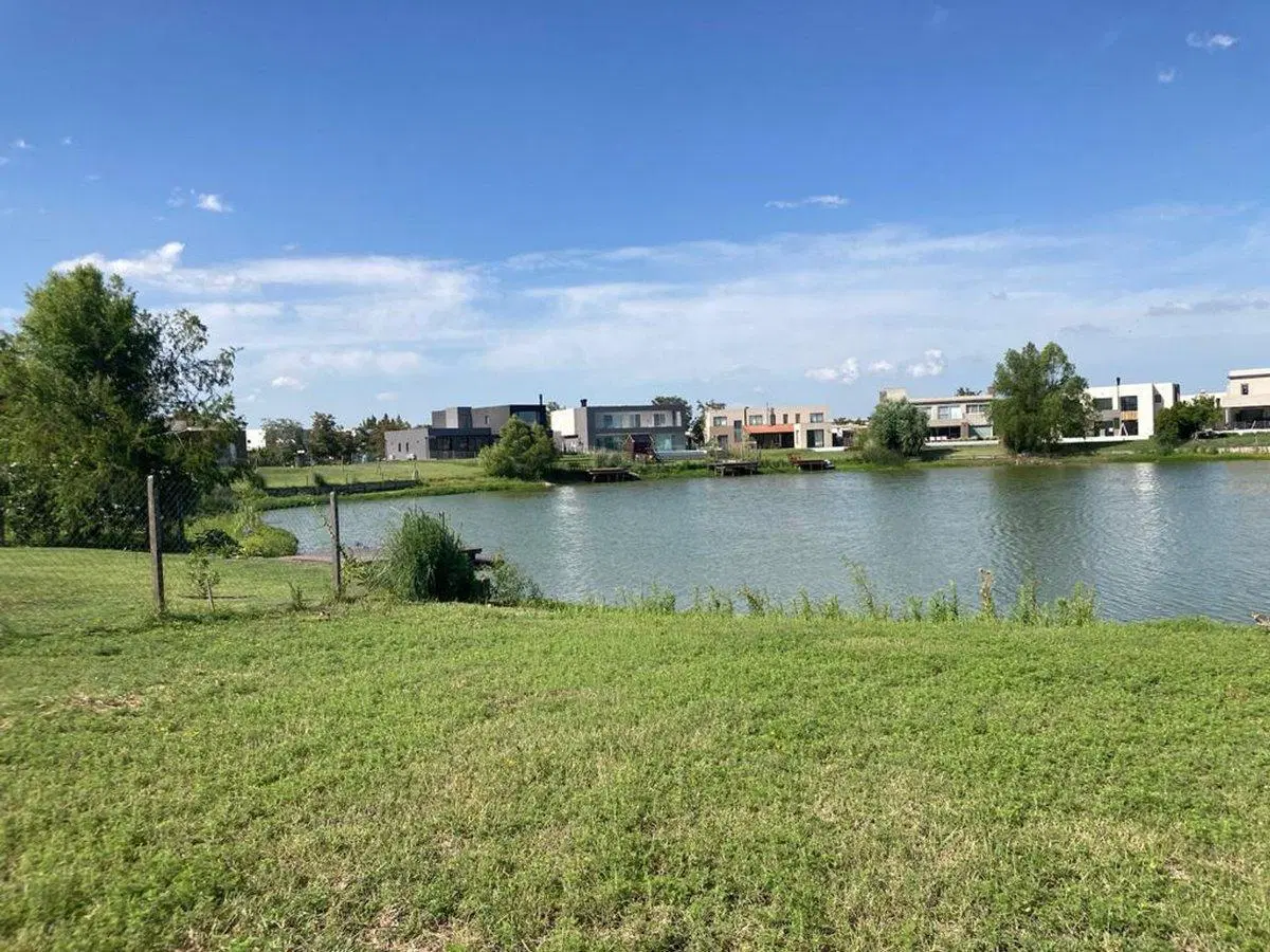 Lote al agua en la laguna central de Cantón Norte 3