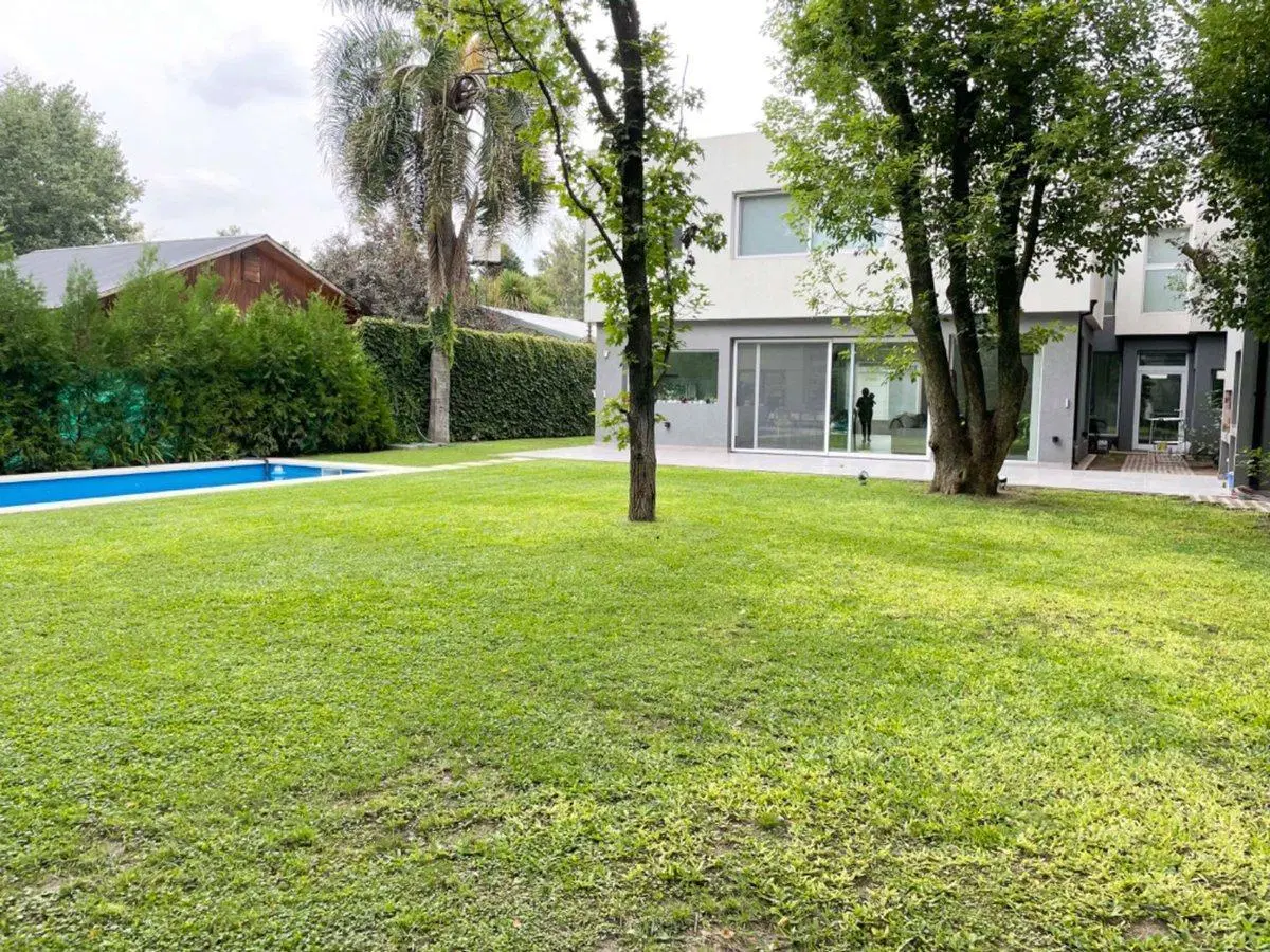 Venta casa moderna. 5 amb. Parque Leloir. Pileta 2