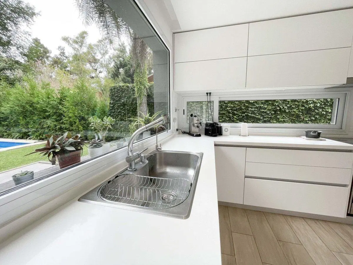 Venta casa moderna. 5 amb. Parque Leloir. Pileta 5