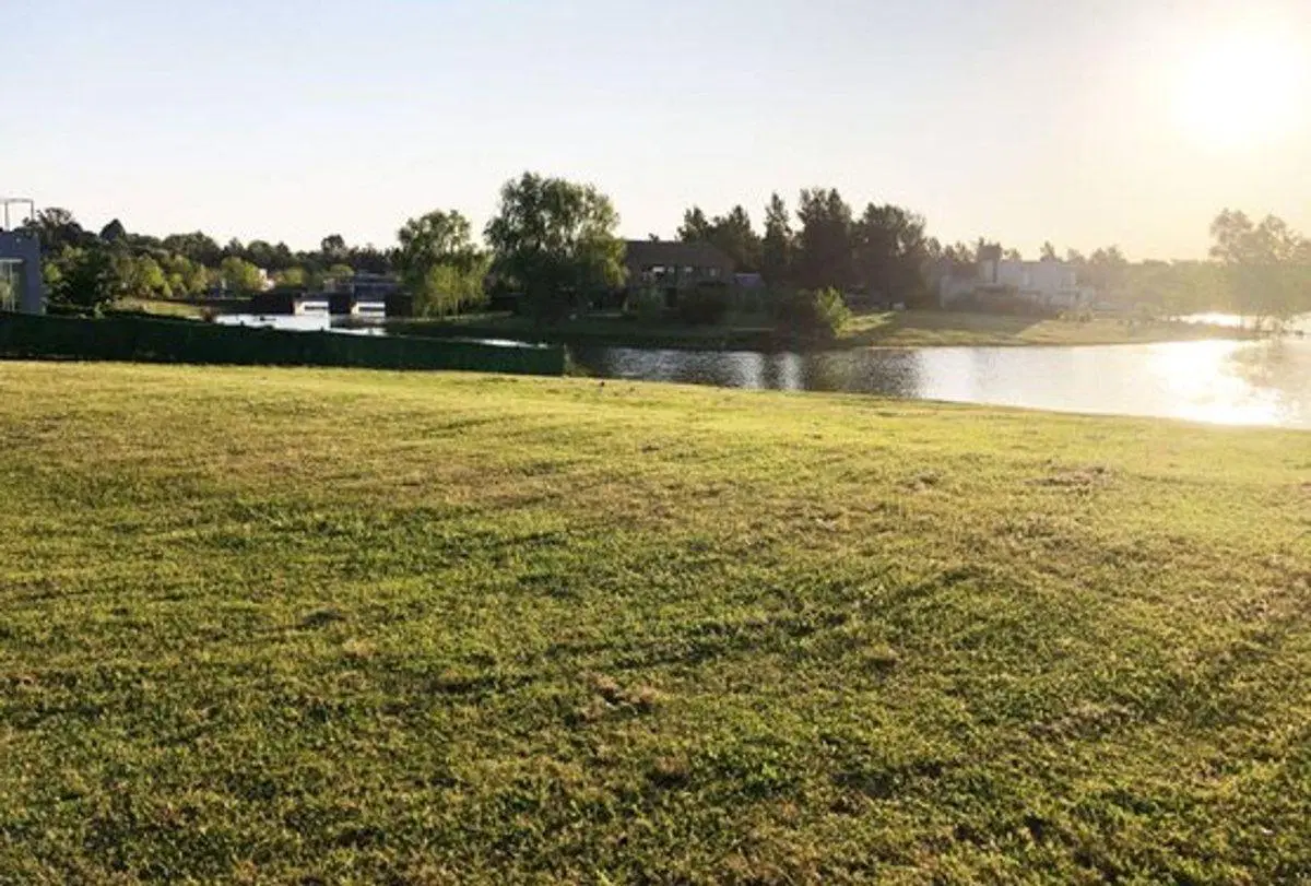 Terreno a la laguna en Barrio El Cazal 900m2 2