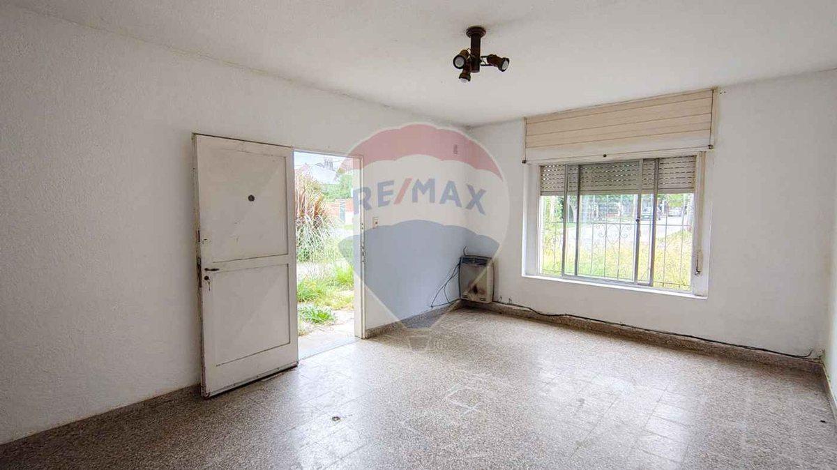 VENTA - CASA 4 AMBIENTES CON JARDÍN - CAMPANA