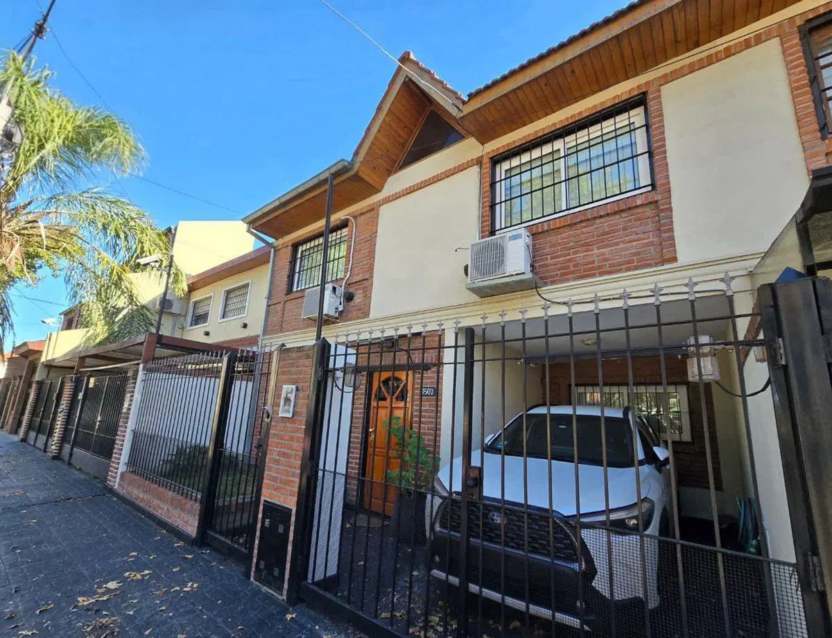 CASA 4 AMB. EN VENTA OLIVOS PARRILLA Y COCHERA 2
