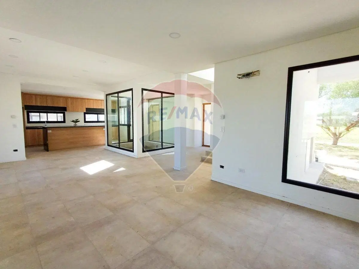 VENTA - CASA 5 AMB. CON PISCINA - MEDAL CC, PILAR 3