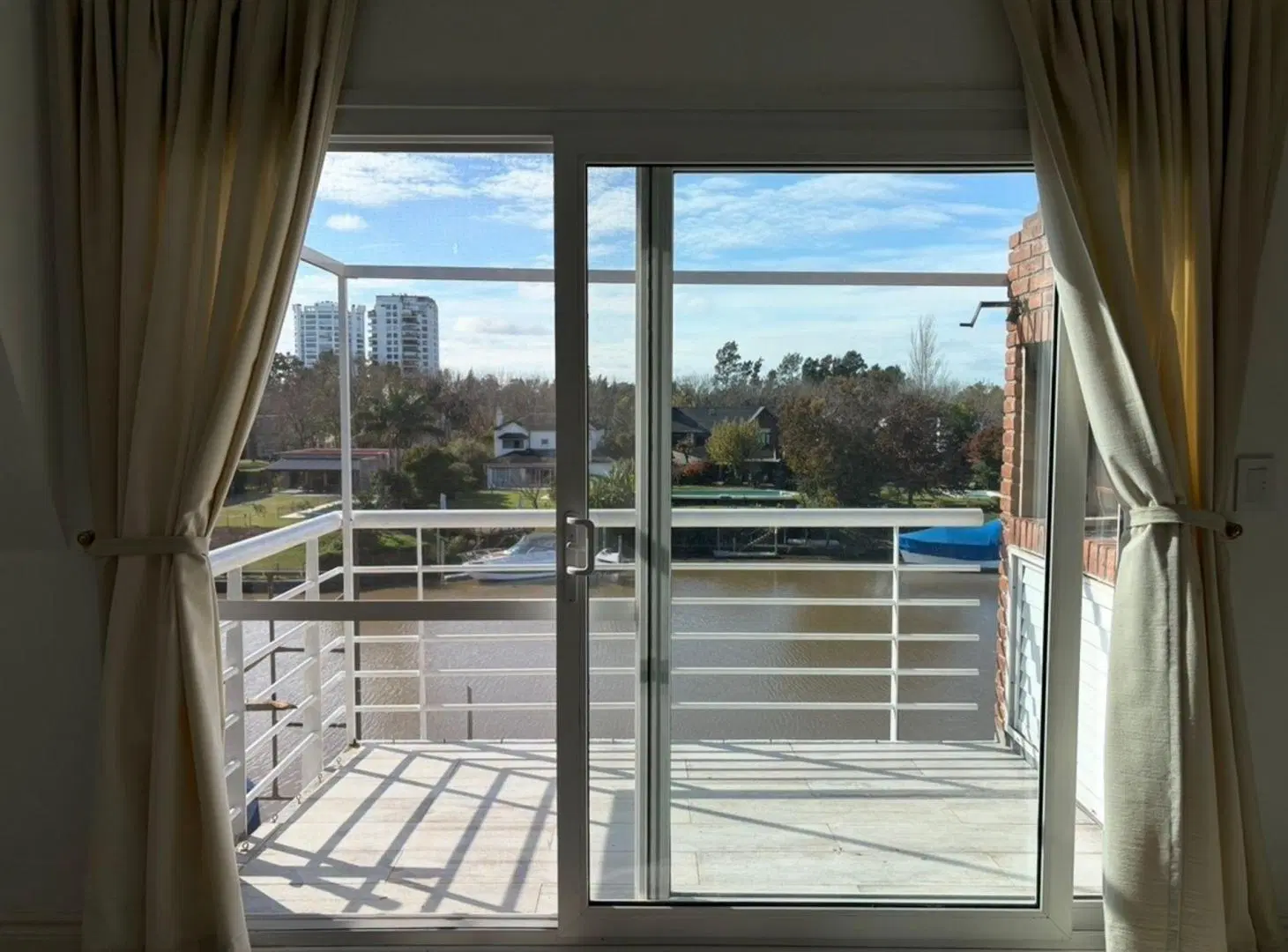 alq dormie 3 ambientes + depend 2 cocheras al rio 5