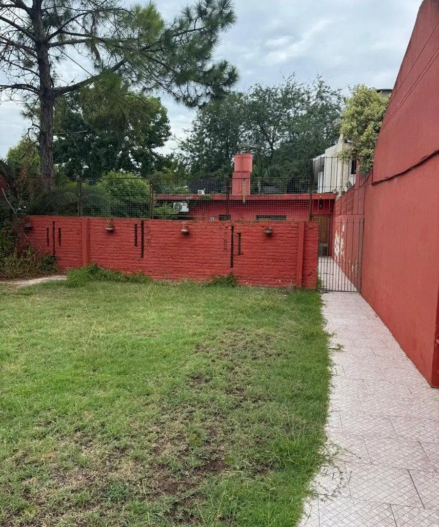 Venta terreno con casita en el fondo en Adrogué 4