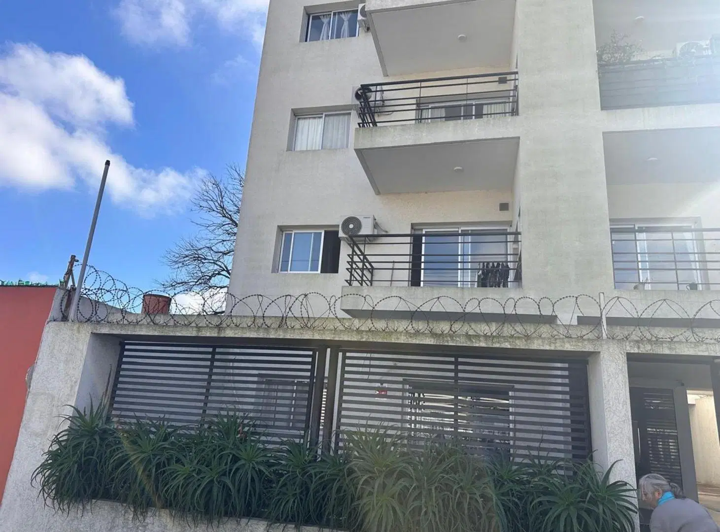 VENTA DEPTO 2 AMB. CON BALCON Y PARRILLA ZARATE 3