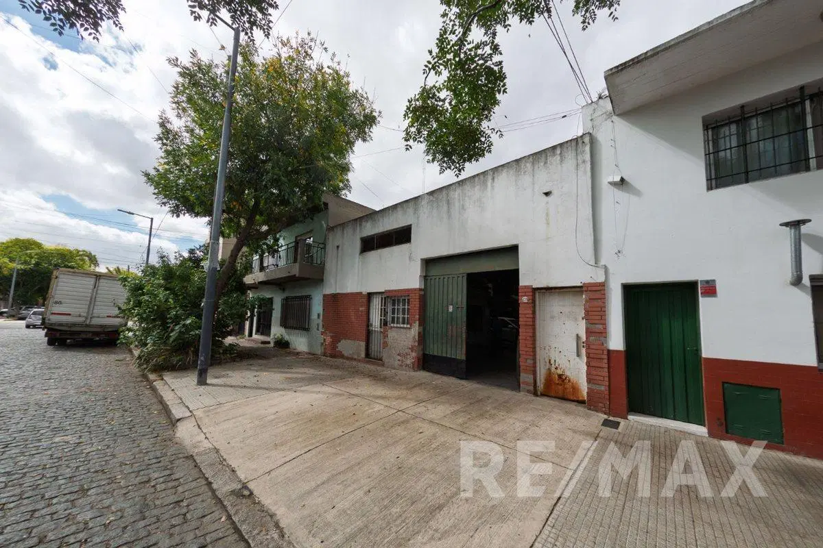 Casa + Depto + Galpón en Lote 302 m2 en Mataderos 2
