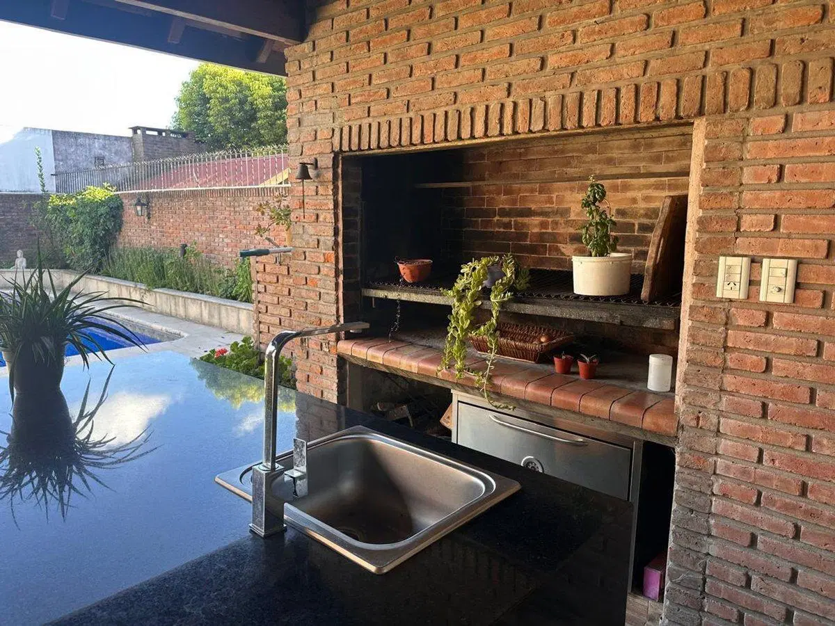 VENTA CASA 7 AMBIENTES CON DEPENDENCIA Y PISCINA 4