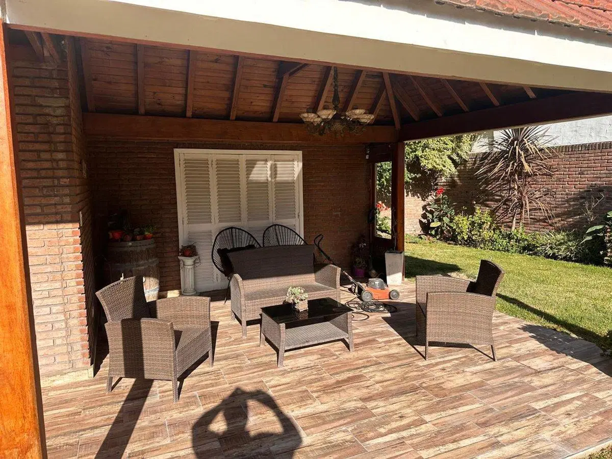 VENTA CASA 7 AMBIENTES CON DEPENDENCIA Y PISCINA 5