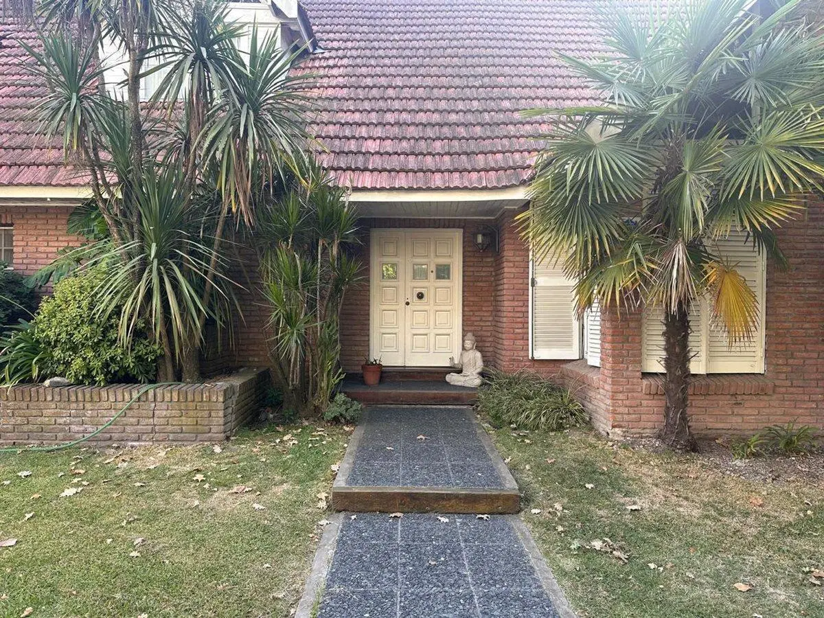 VENTA CASA 7 AMBIENTES CON DEPENDENCIA Y PISCINA 2