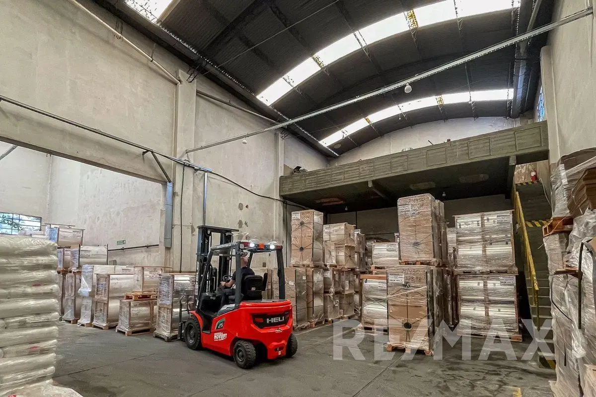 Venta de Galpón Industrial 1100 m2 en La Tablada 5