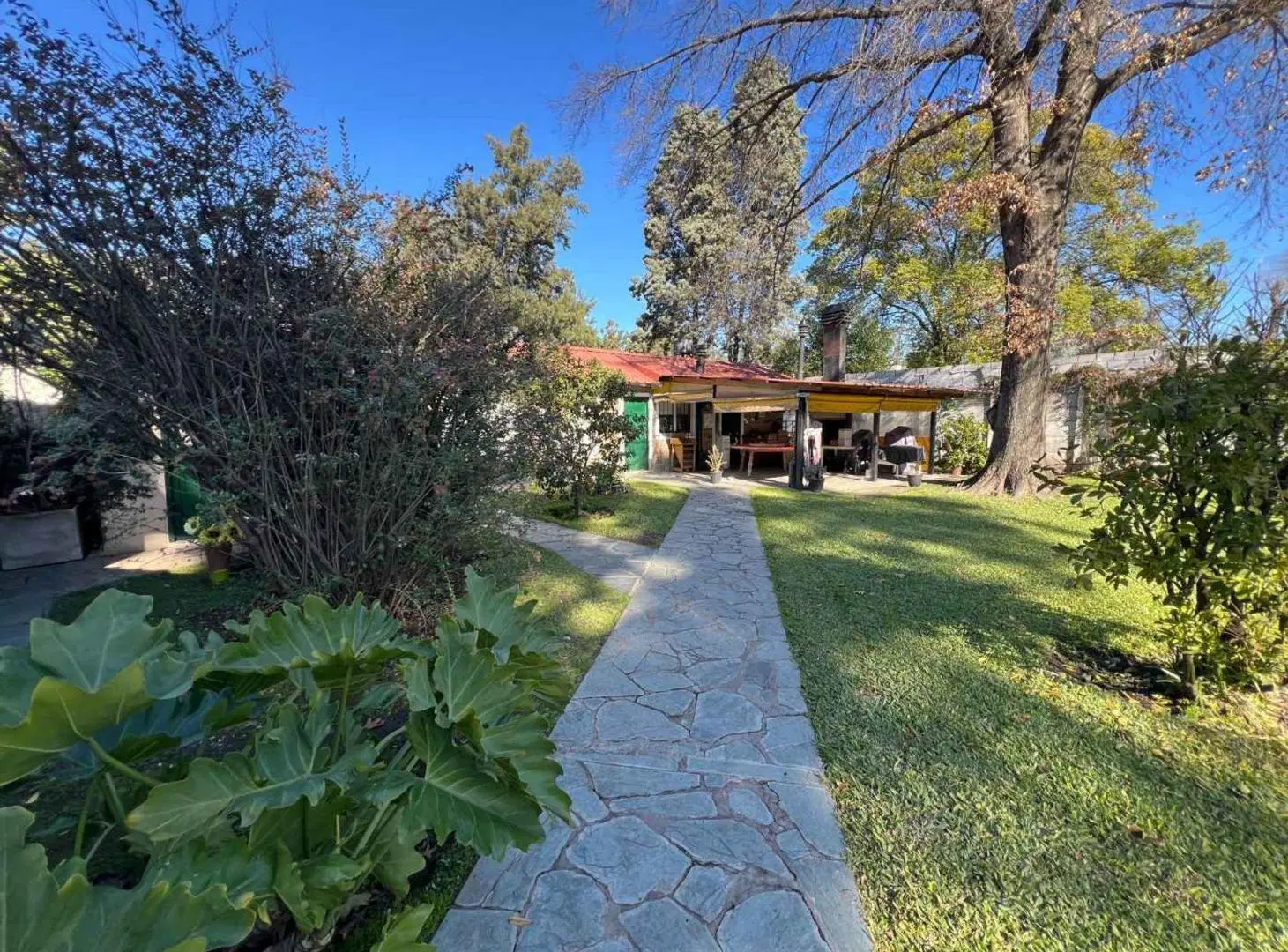 Casa en VENTA 12 Amb. 420m2 -3000m2  Malvinas Arg. 3