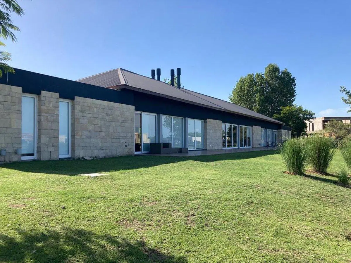 Lote al agua en la laguna central de Cantón Norte 5