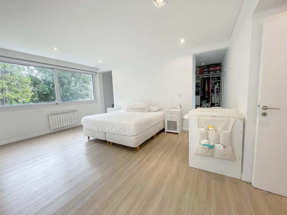 Venta casa moderna. 5 amb. Parque Leloir. Pileta 3