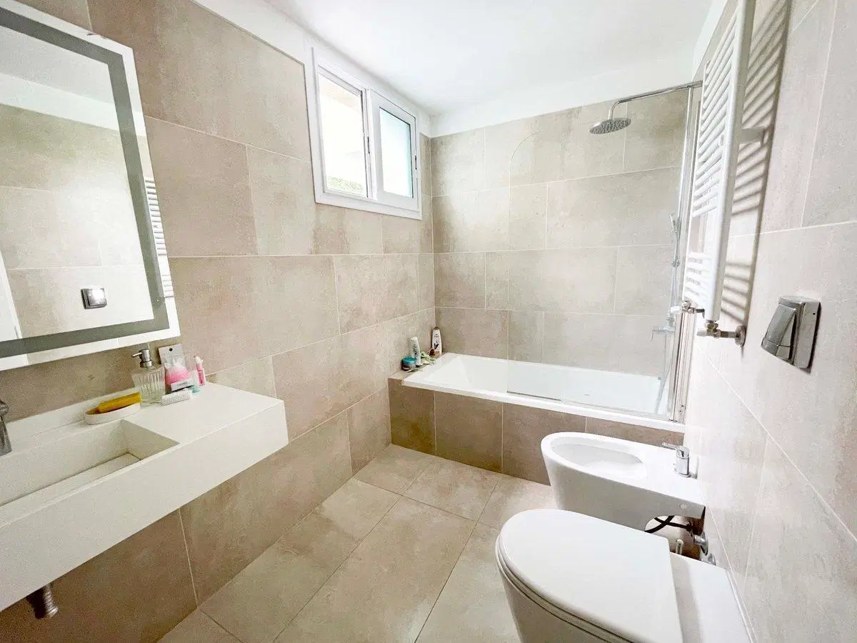 Venta casa moderna. 5 amb. Parque Leloir. Pileta 8