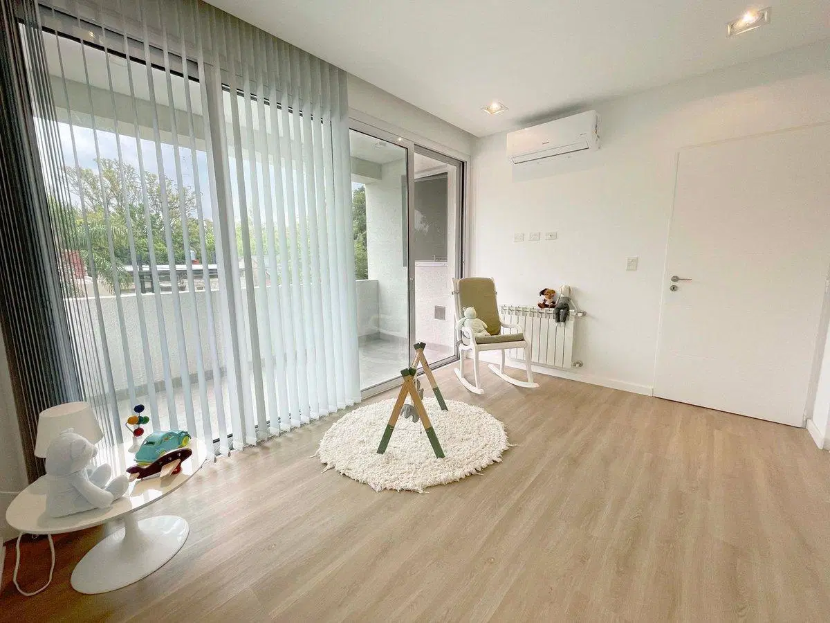 Venta casa moderna. 5 amb. Parque Leloir. Pileta 4