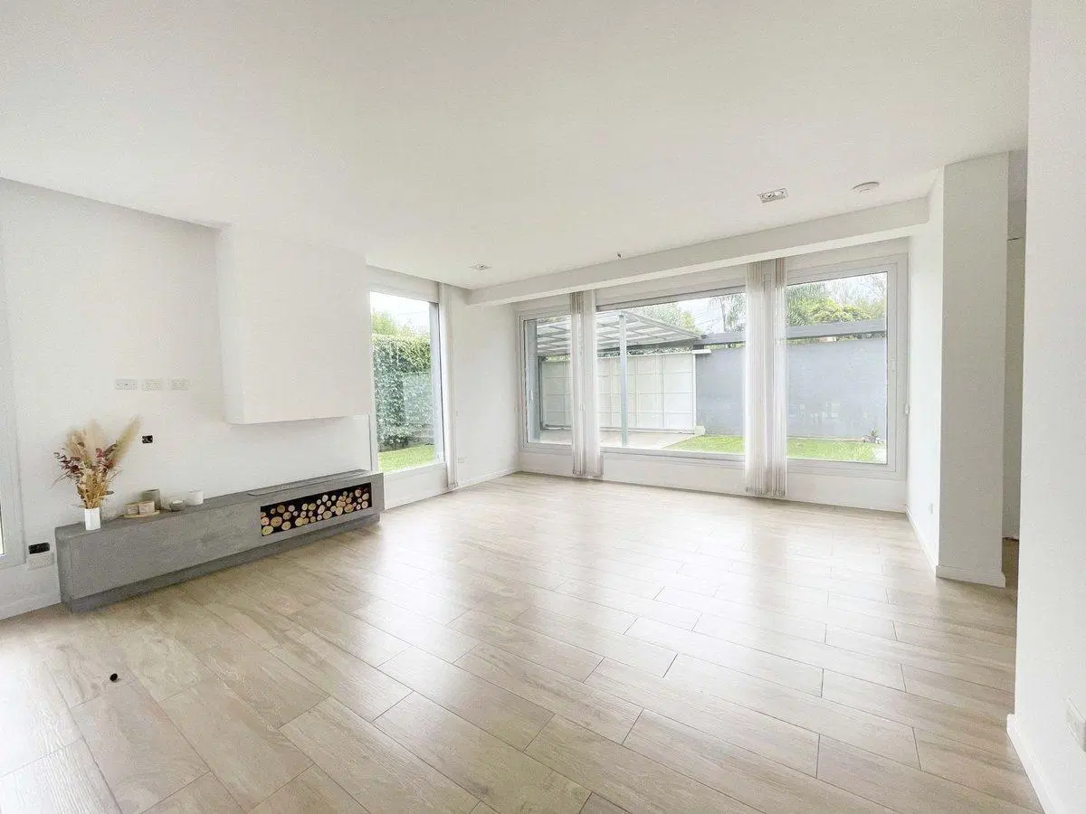 Venta casa moderna. 5 amb. Parque Leloir. Pileta 2