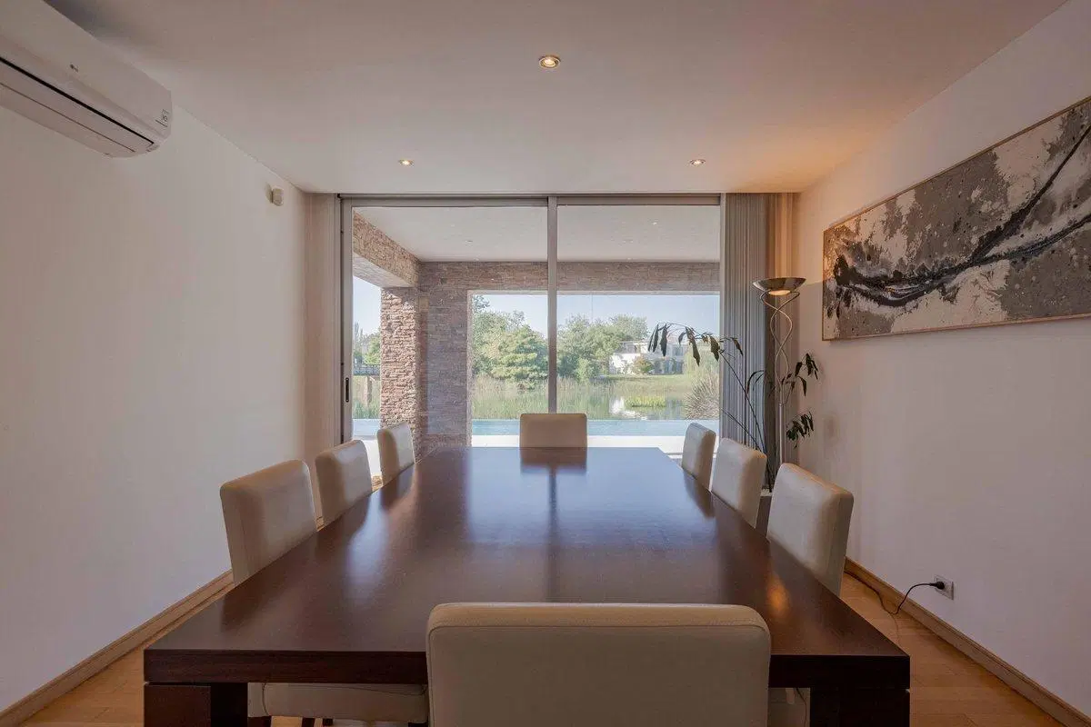 Casa Santa Bárbara venta 9 ambientes lago central 5