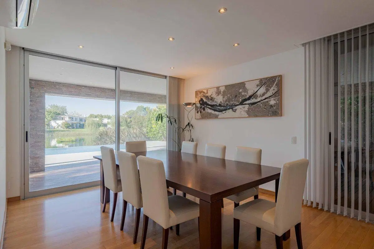 Casa Santa Bárbara venta 9 ambientes lago central 4
