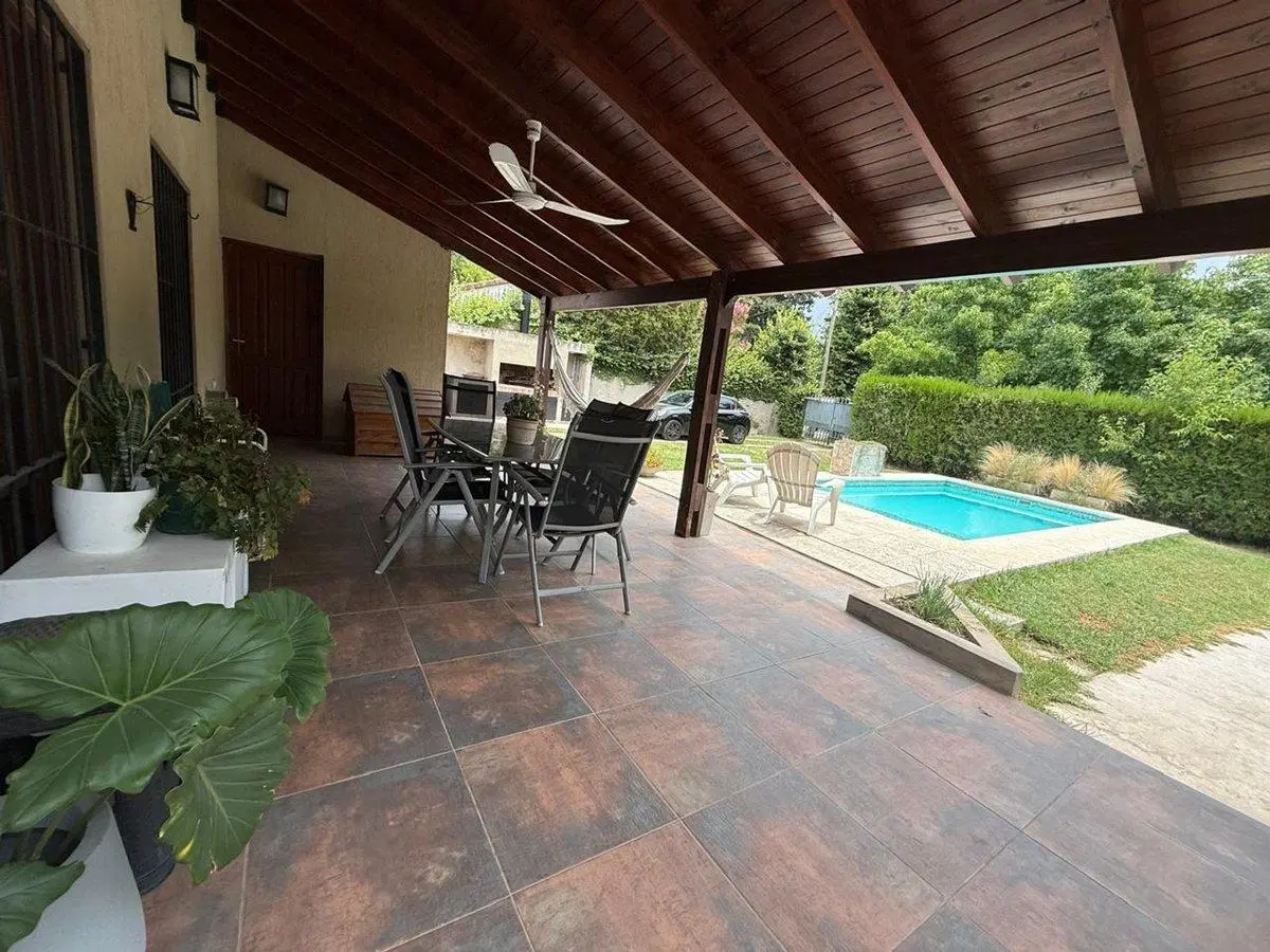 Casa 4 ambientes,Venta,Benavidez centro, Piscina. 2