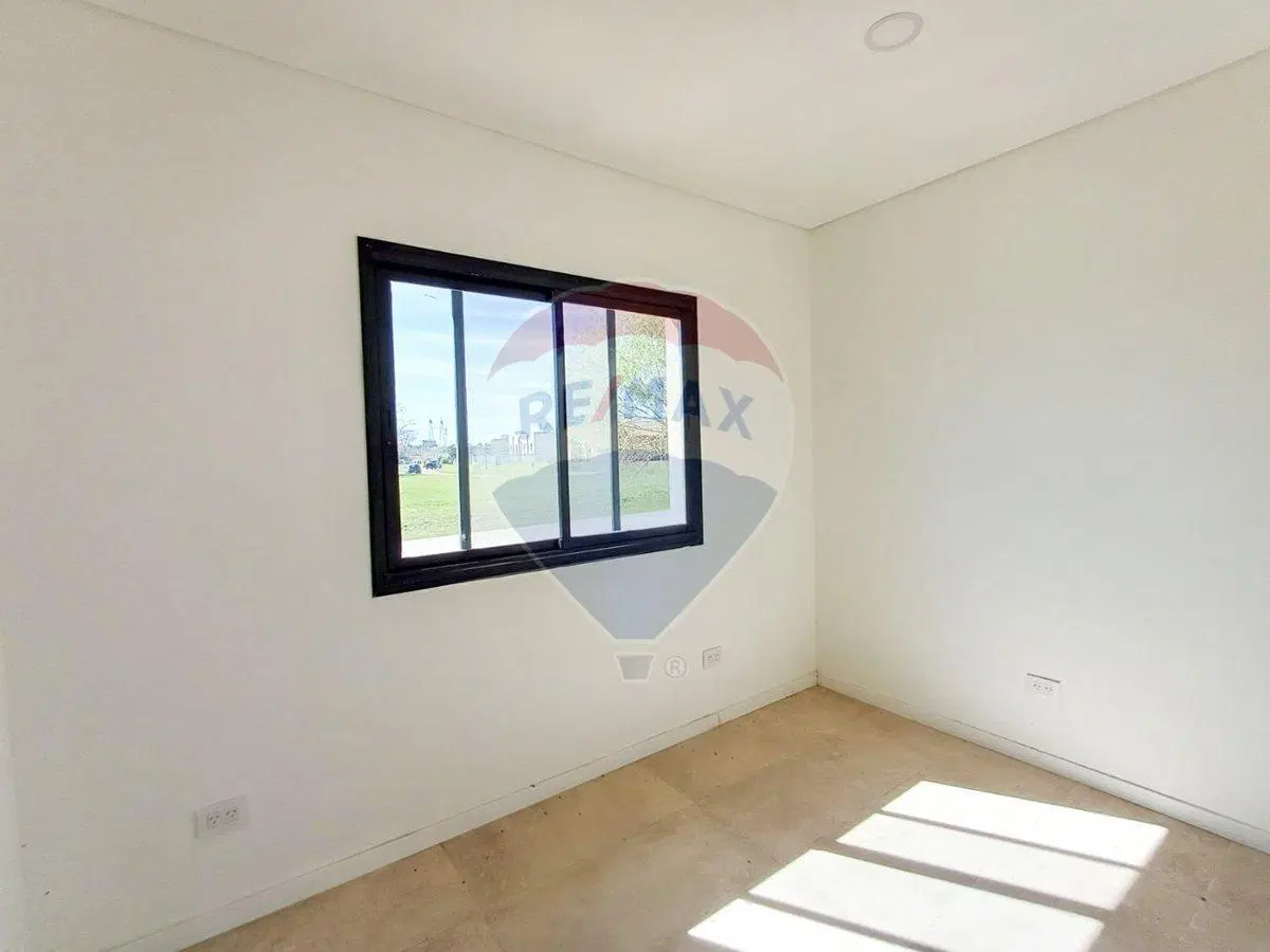 VENTA - CASA 5 AMB. CON PISCINA - MEDAL CC, PILAR 8