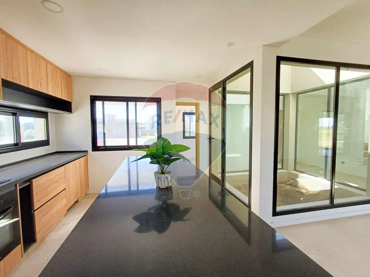 VENTA - CASA 5 AMB. CON PISCINA - MEDAL CC, PILAR 3