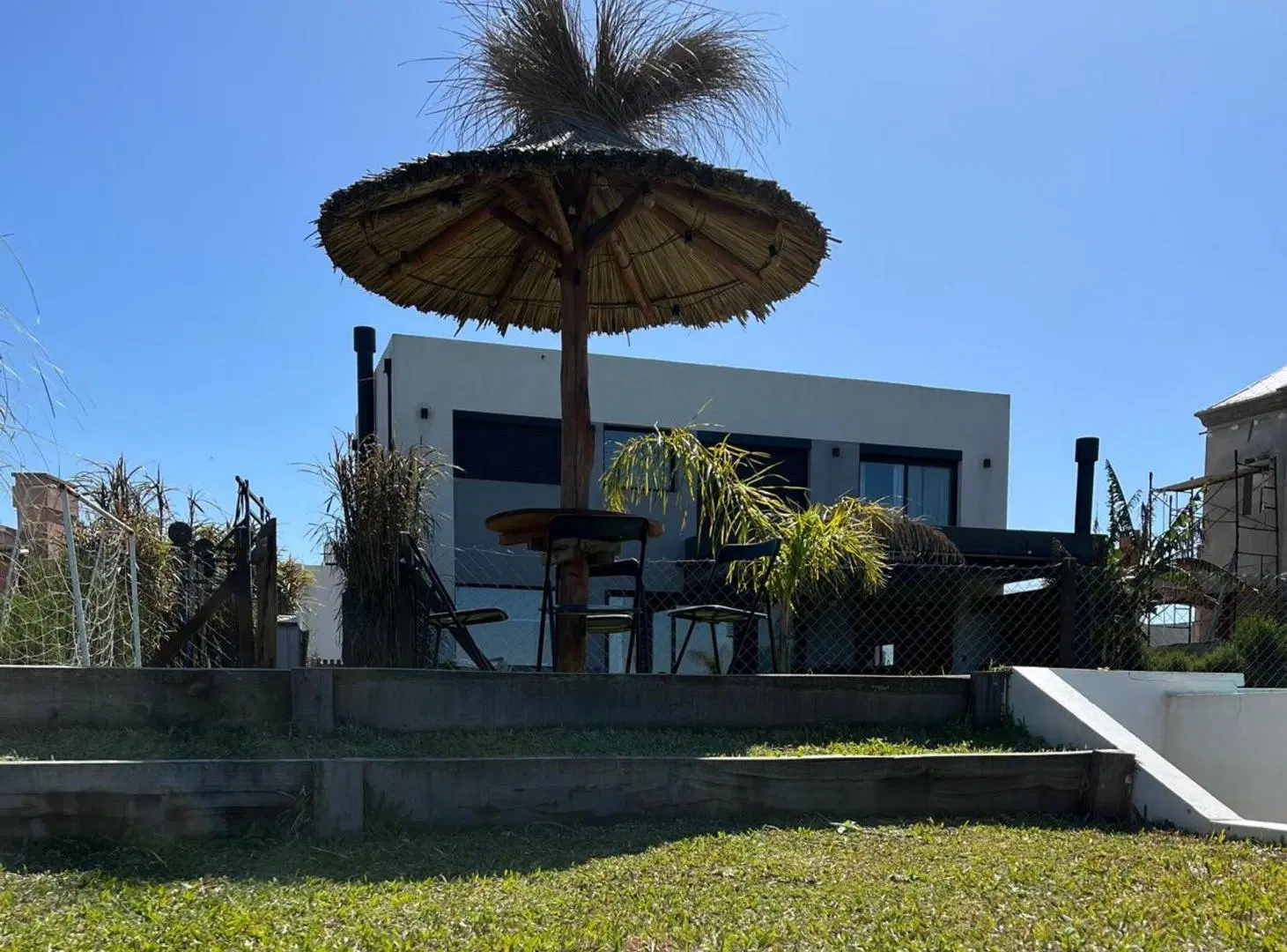 Casa 4 amb.c/pileta bajada a la laguna. 5