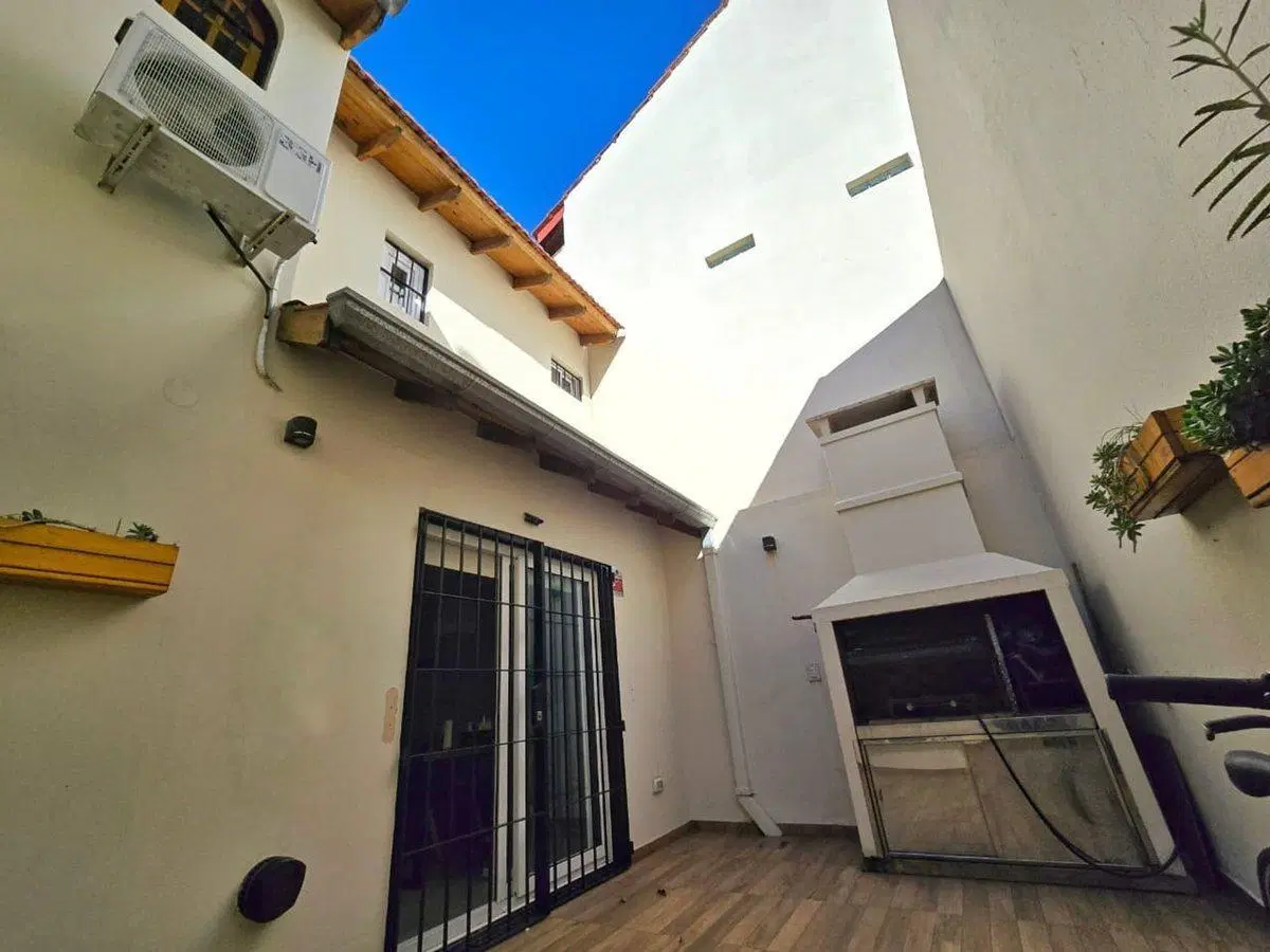 CASA 4 AMB. EN VENTA OLIVOS PARRILLA Y COCHERA 5