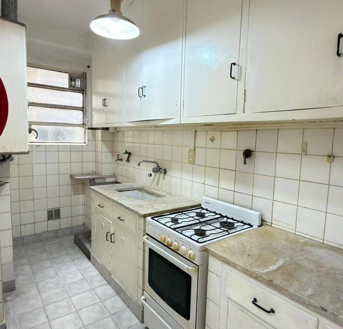Foto de VENTA 3 amb c/ BALCÓN y BAULERA PISO ALTO Almagro, imagen 4