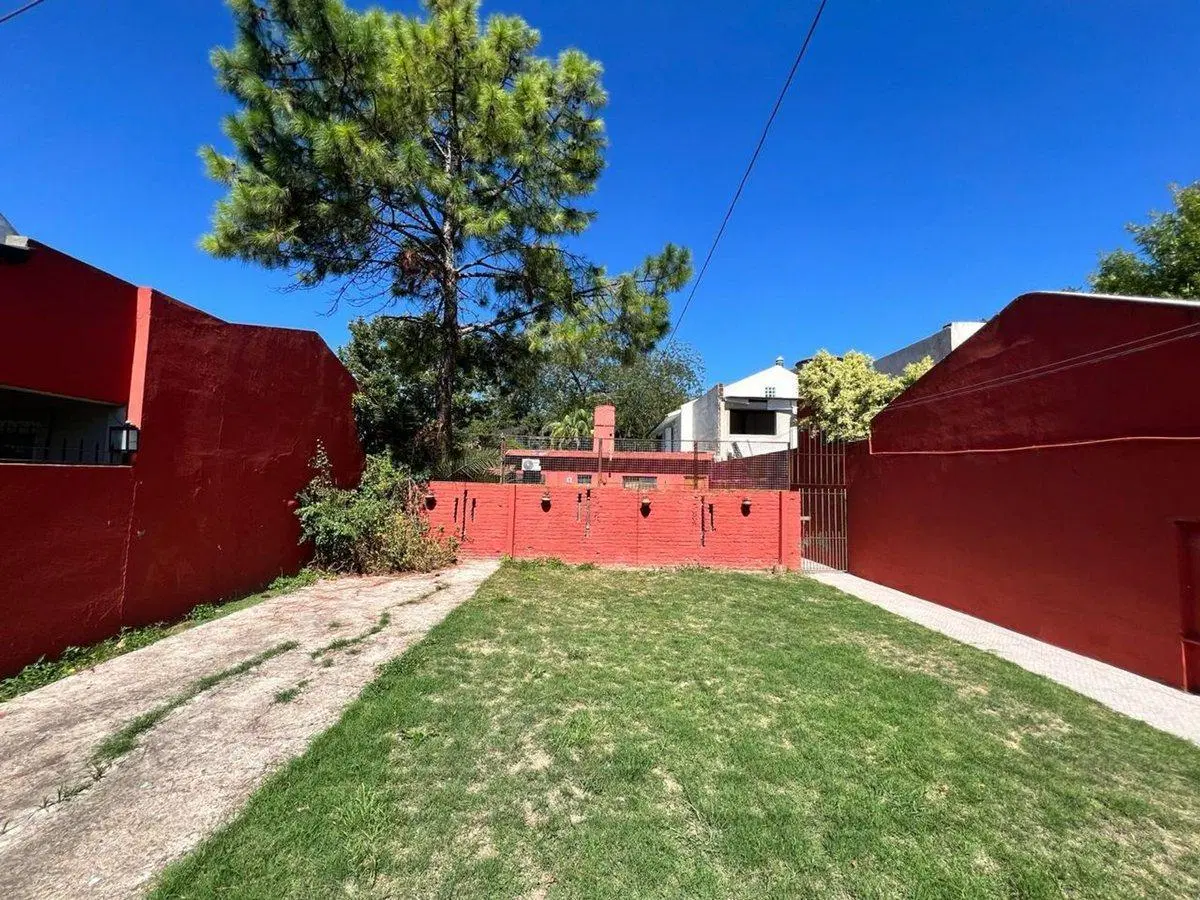 Venta terreno con casita en el fondo en Adrogué 4