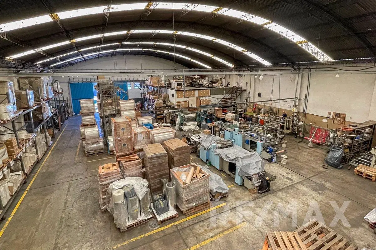 Venta de Galpón Industrial 1100 m2 en La Tablada 4