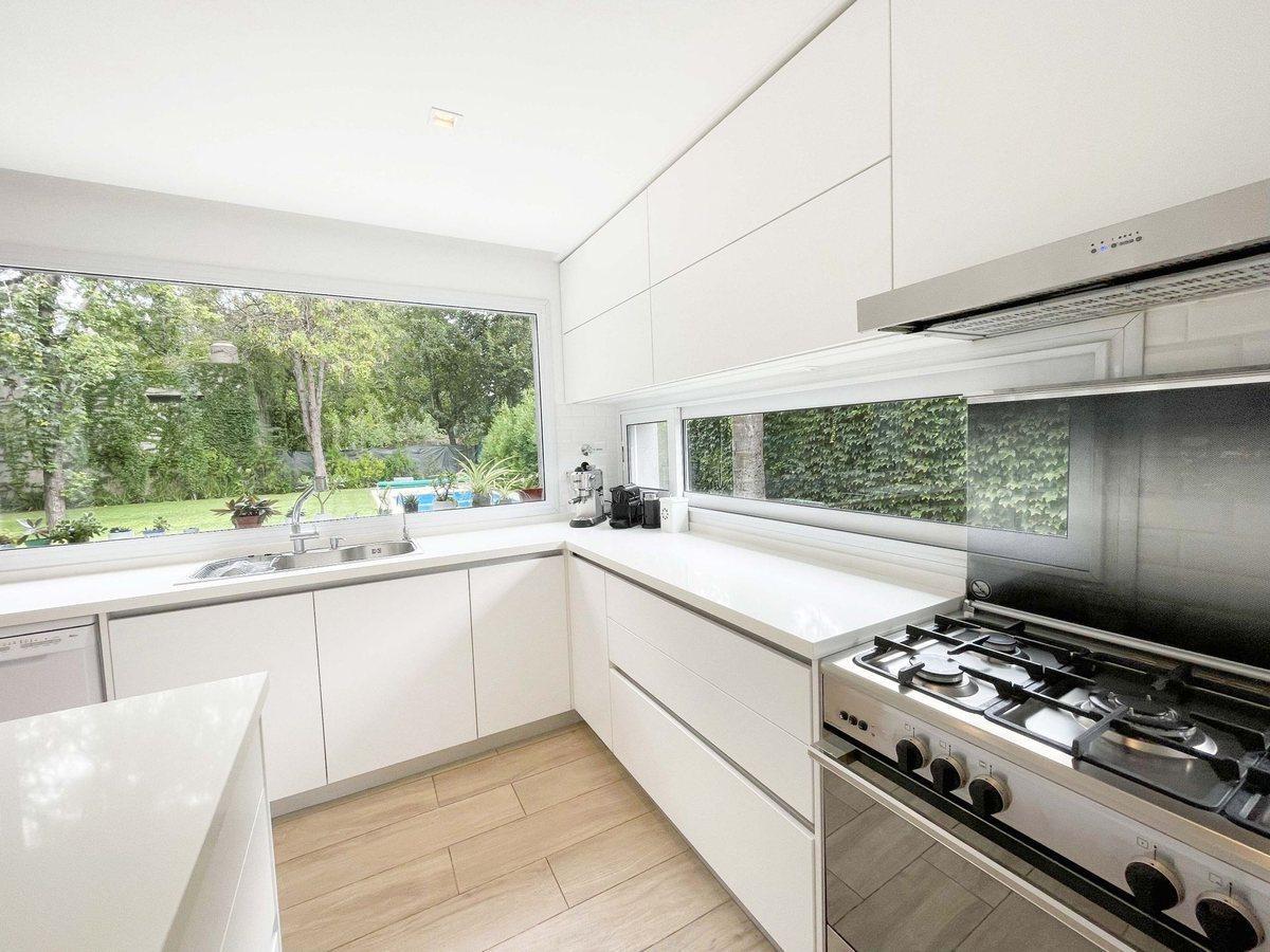 Foto de Venta casa moderna. 5 amb. Parque Leloir. Pileta, imagen 3