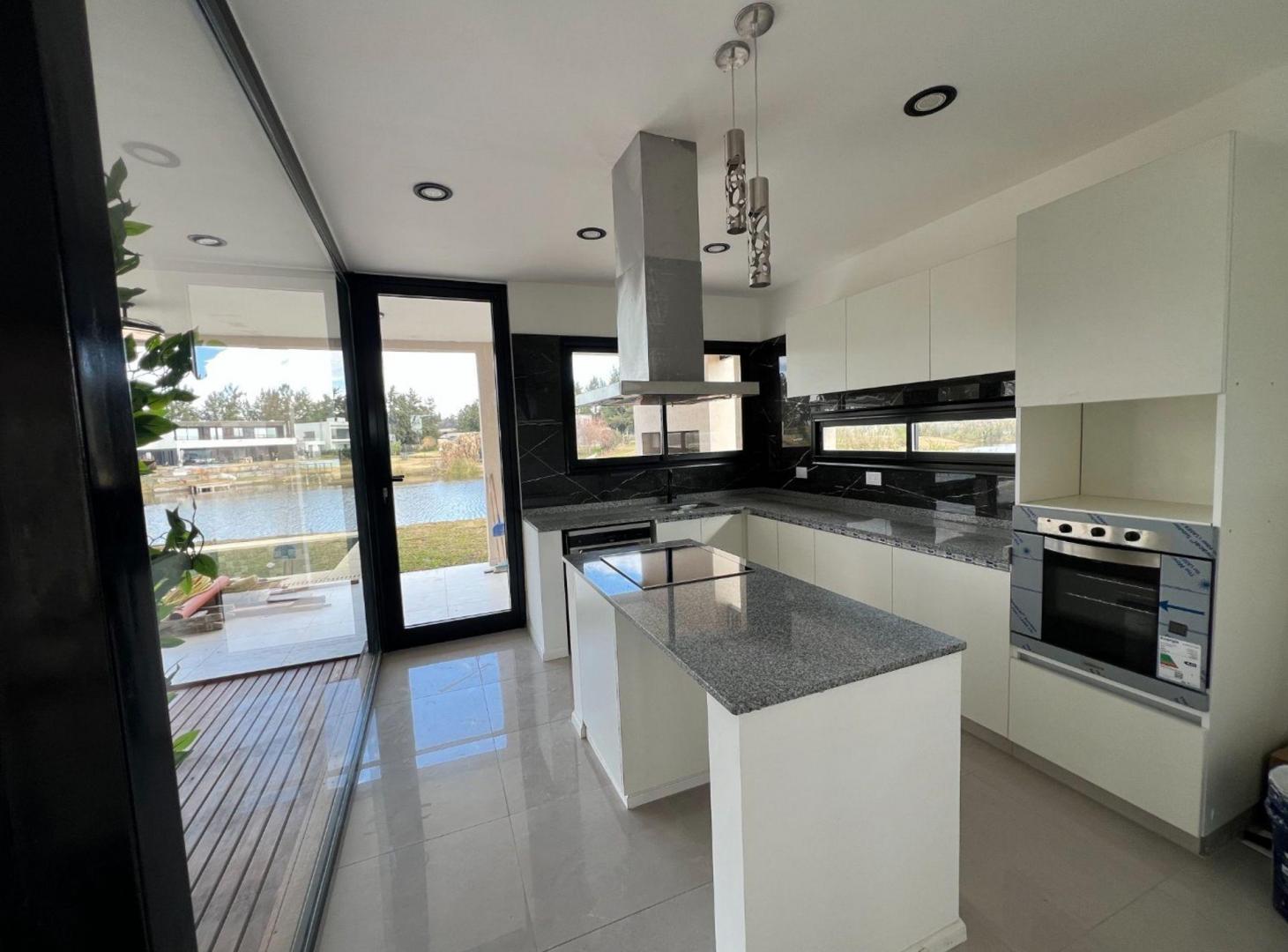 Foto de VENTA Casa 4 Ambientes a la Laguna Bo. El CAZAL, imagen 2