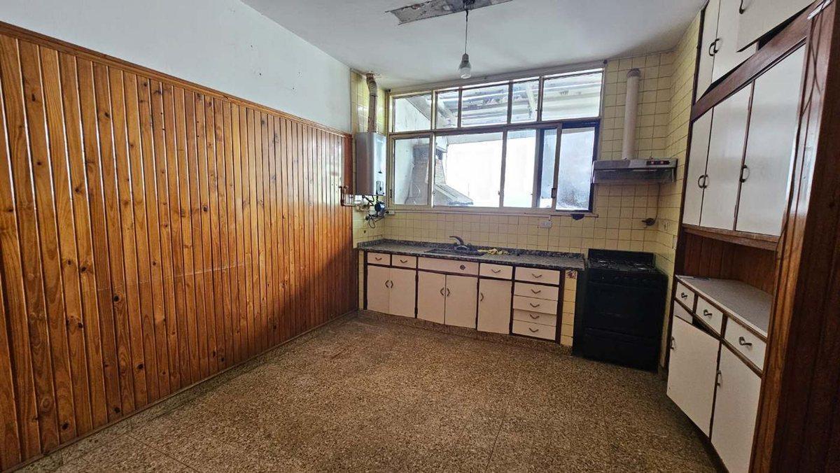 Foto de Venta Casa Patio Terraza Cochera en Liniers, imagen 2