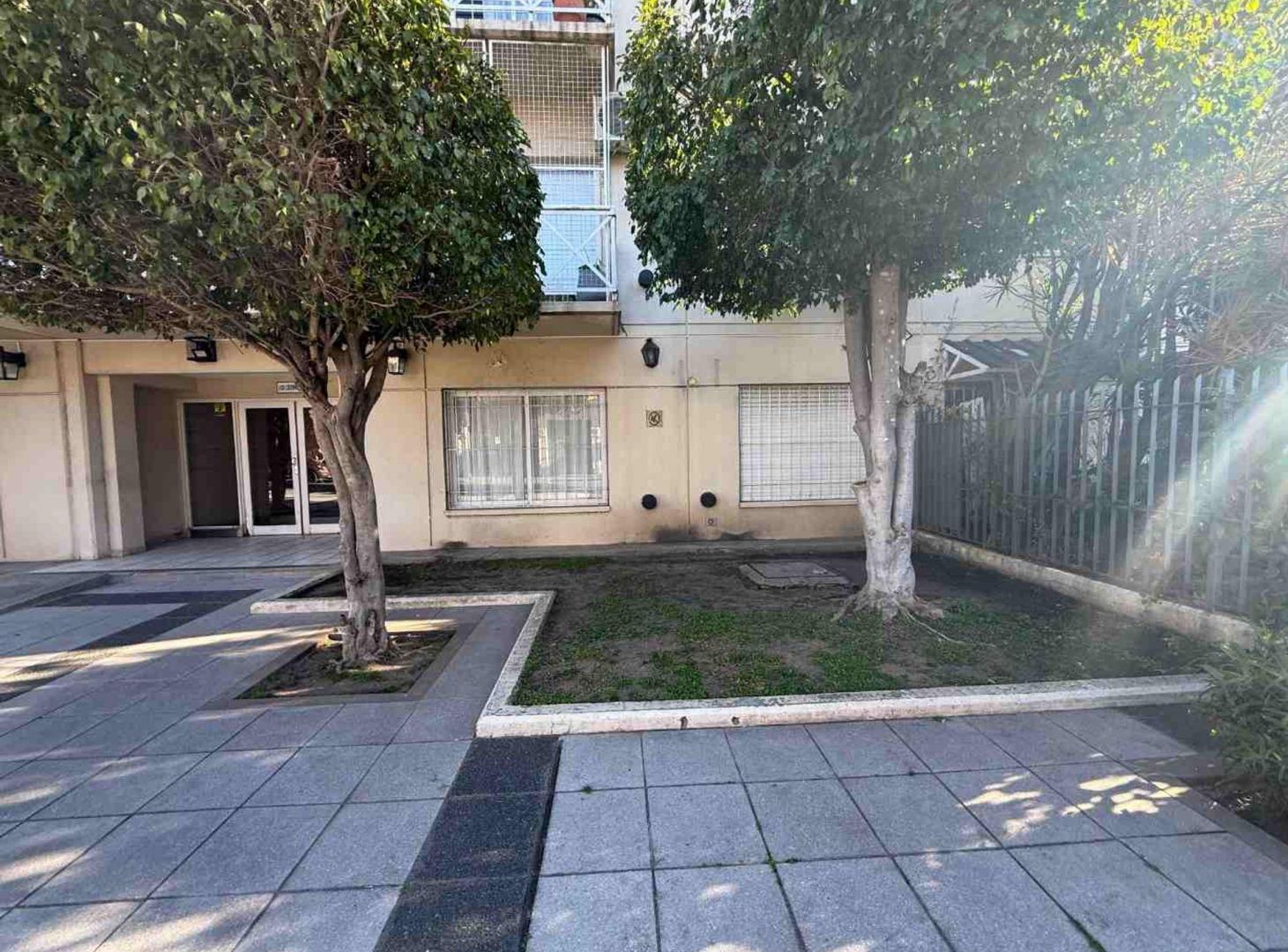 Foto de Alquiler Departamento Tres ambientes con jardín, imagen 3