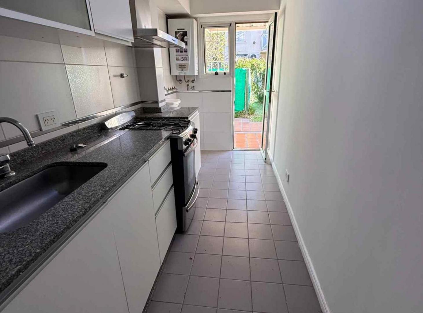 Foto de Alquiler Departamento Tres ambientes con jardín, imagen 1